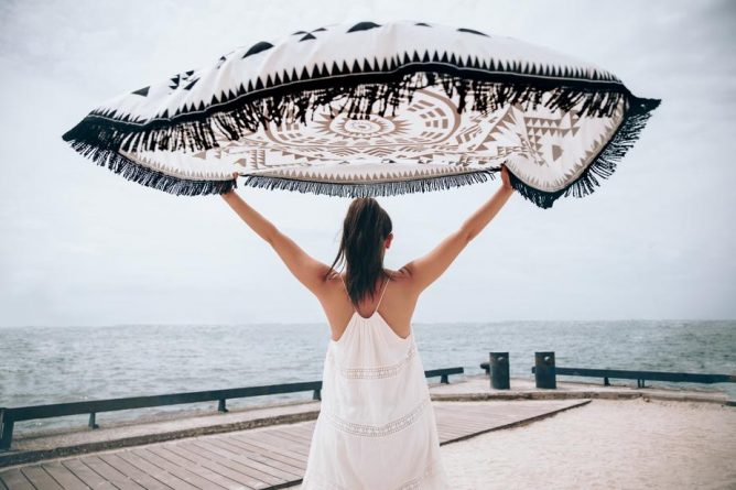 beach-towel-in-wind